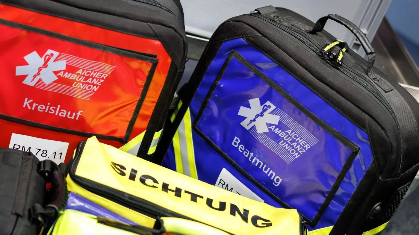 Nach zwei Bedienungen als Ersthelferinnen übernahm der Rettungsdienst die Versorgung des 78-Jährigen. (Symbolbild) (Foto: Matthias Balk/dpa)