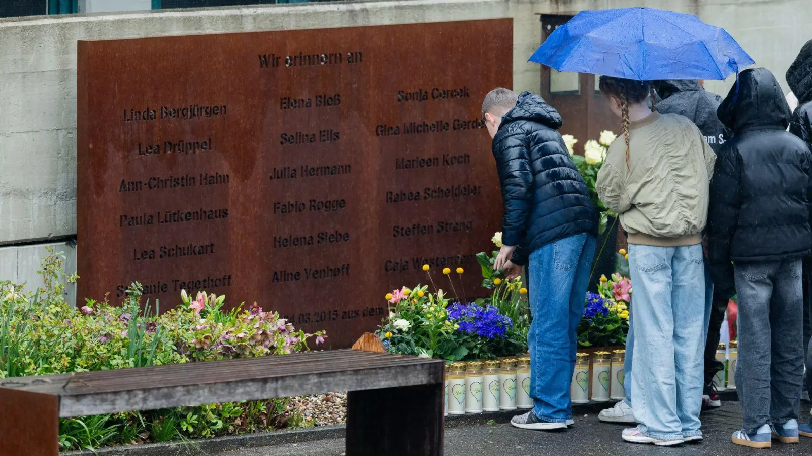 Cremefarbene Rosen für die Verstorbenen: Schüler in Haltern erinnern an die Opfer des Germanwings-Absturzes vor zehn Jahren. (Foto: Rolf Vennenbernd/dpa)