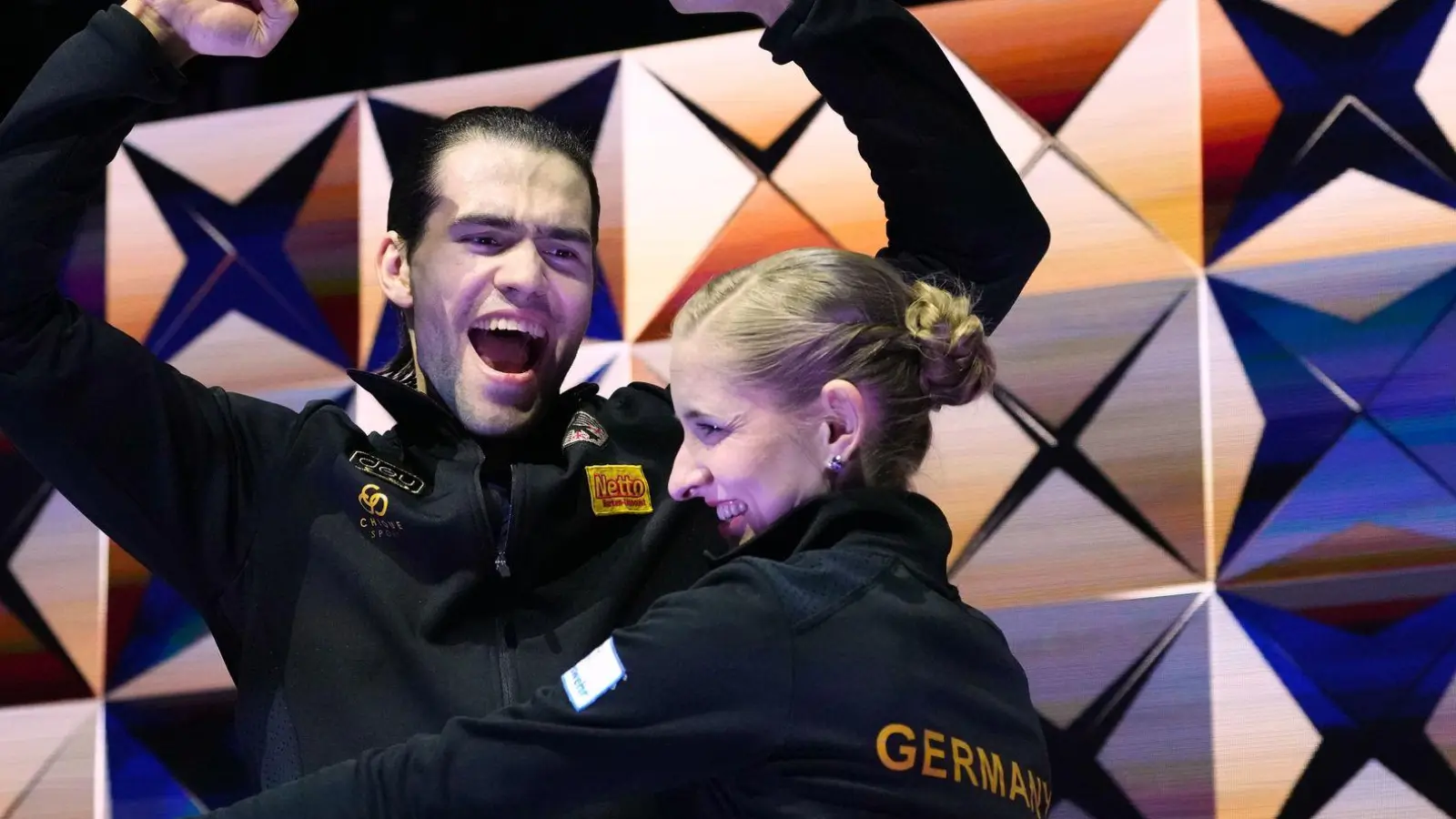 Für Nikita Volodin und Minerva Hase ging mit WM-Gold ein Traum in Erfüllung. (Foto: Petr David Josek/AP/dpa)