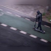 Für E-Scooter gelten Regeln. Wer sich nicht daran hält, muss blechen - oder sogar vor Gericht. (Foto: Hannes P Albert/dpa)