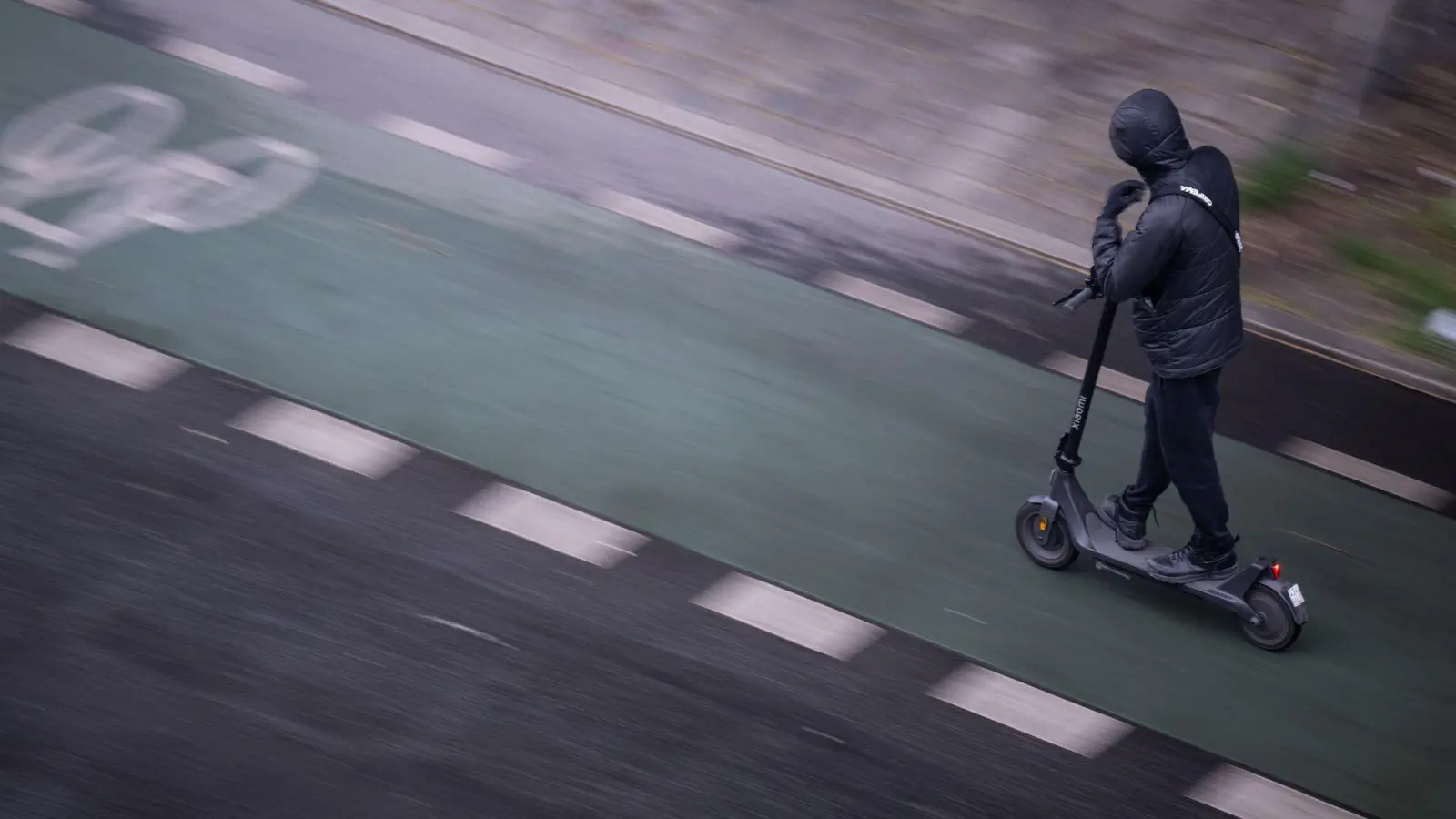 Für E-Scooter gelten Regeln. Wer sich nicht daran hält, muss blechen - oder sogar vor Gericht. (Foto: Hannes P Albert/dpa)