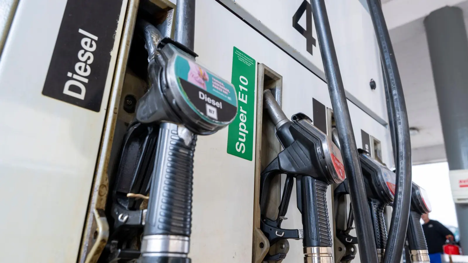 In Bayern wurde im März offenbar weniger getankt. (Archivbild) (Foto: Peter Kneffel/dpa)