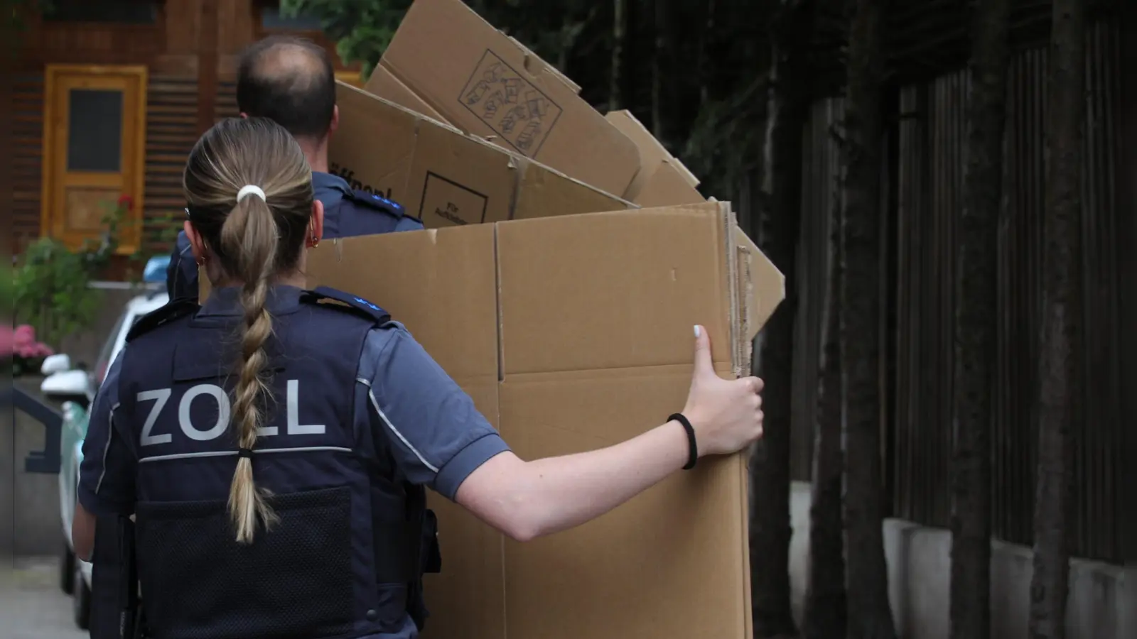 Bei einer Razzia im Sommer 2025 durchsuchten Beamte des Zolls mehrere Objekte in Westmittelfranken. (Archivbild: NEWS5/Markus Zahn)