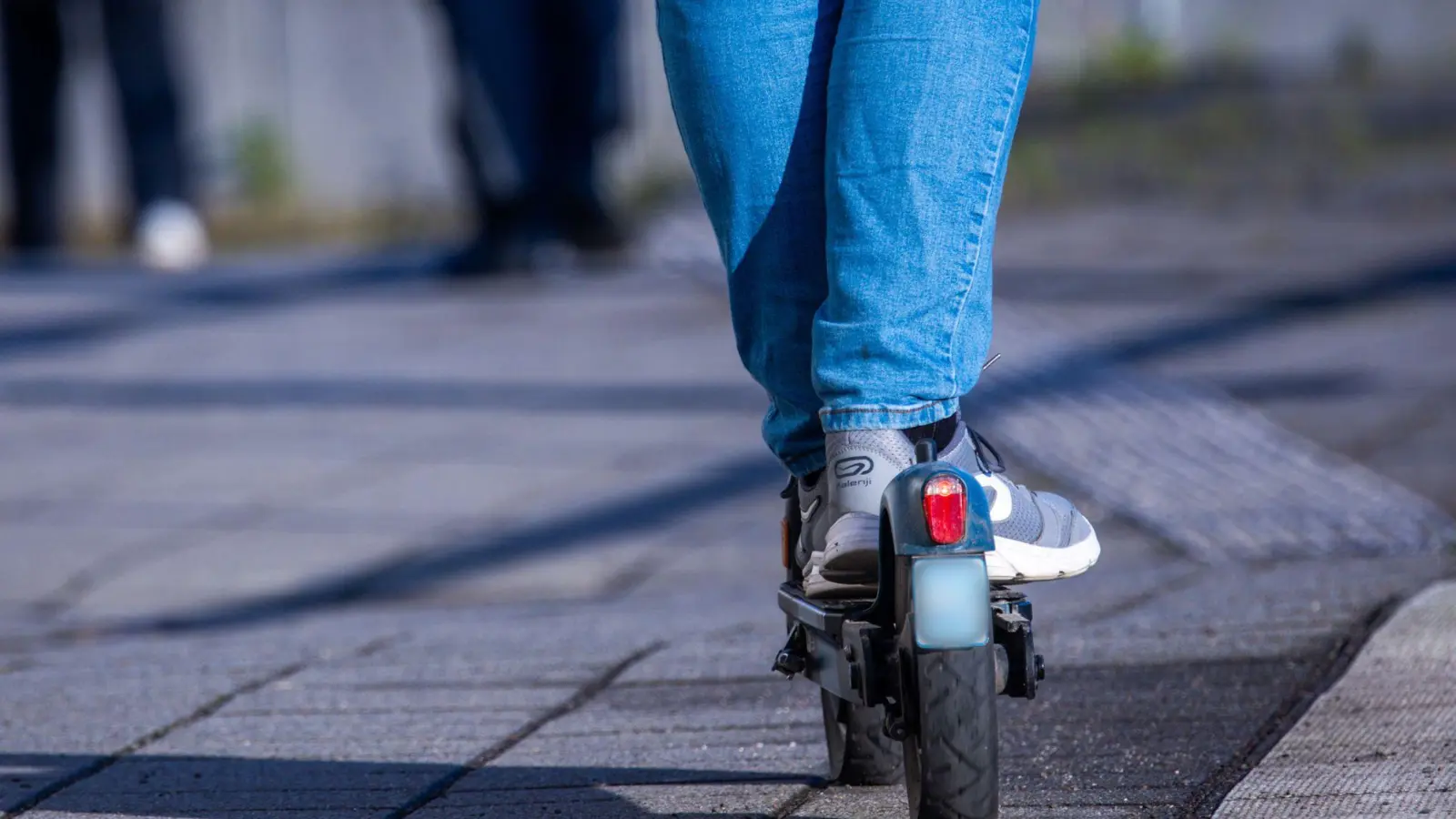 Den Schülern konnten insgesamt acht Scooter-Diebstähle nachgewiesen werden. (Symbolbild) (Foto: Jens Büttner/dpa)