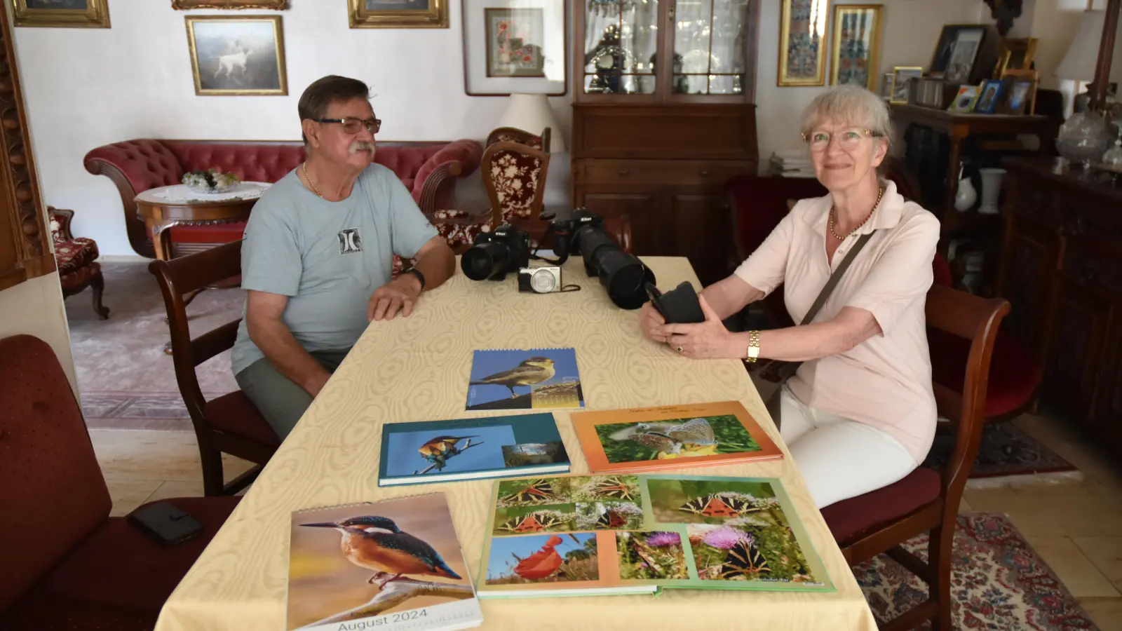 Penelope und Wolfgang Meyer fotografieren leidenschaftlich gerne in der Natur. Während er die heimischen Vögel mit den Teleobjektiven einfängt, bringt sie die Insekten groß raus – im Vordergrund unten rechts ist der Russische Bär zu sehen, ein Schmetterling aus einen Fotobuch von Penelope Meyer. (Foto: Anita Dlugoß)