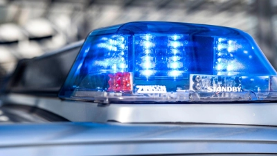 Ein Überholvorgang und ein Mittelfinger als Reaktion: Die Polizei versucht Klarheit in eine Auseinandersetzung zwischen zwei Autofahrern in Mönchsroth zu bringen. (Symbolbild: David Inderlied/dpa)