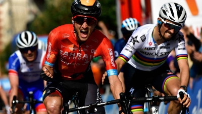 Jubel bei Pello Bilbao (l), Julian Alaphilippe im Regenbogentrikot hat das Nachsehen. (Foto: Alvaro Barrientos/AP/dpa)