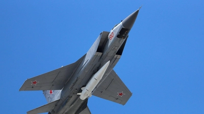 Russische Kampfjets vom Typ MiG-31 haben nach estnischen Angaben den Luftraum des Landes verletzt. Moskau bestreitet das. (Archivbild) (Foto: Pavel Golovkin/AP/dpa)