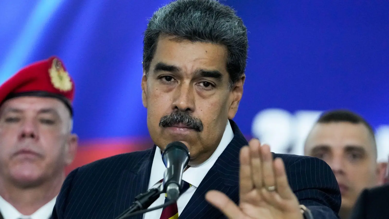 Nicolás Maduro regiert seit 2013 in Venezuela. Doch die Wiederwahl vor rund einem Monat ist umstritten und wird international von vielen Ländern nicht anerkannt. (Archivbild) (Foto: Matias Delacroix/AP)