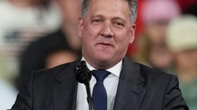 Der Auftritt von Audi-Chef Gernot Döllner mit US-Präsident Donald Trump hat harsche Kritik ausgelöst. (Archivbild) (Foto: Mike Stewart/AP/dpa)