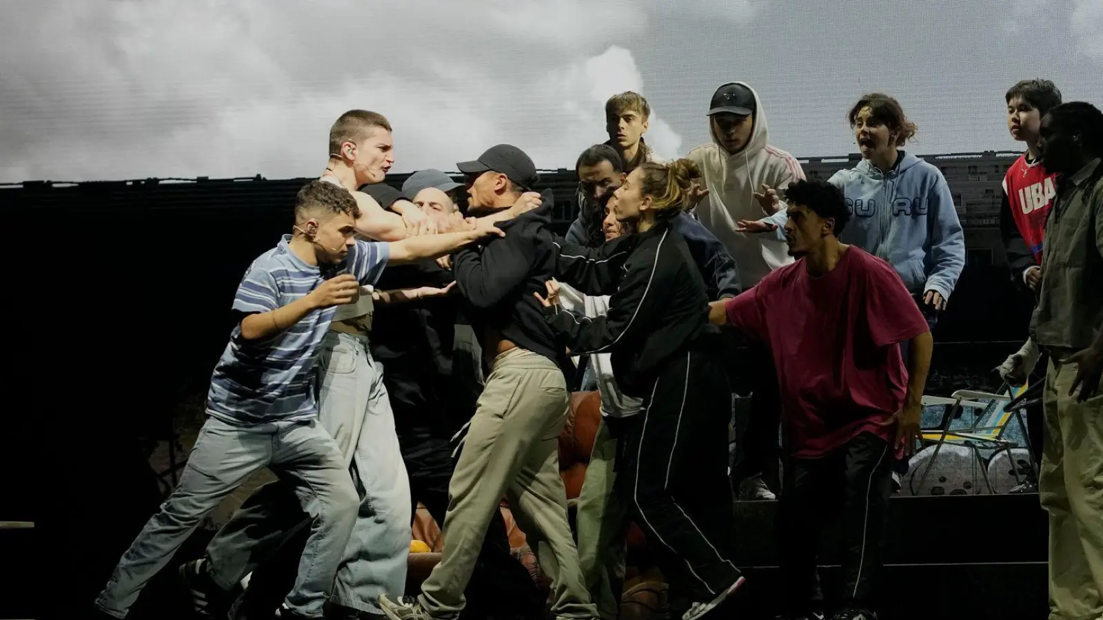 Die Proben zum Musical „La Haine“ laufen, ab dem 10. Oktober wird es aufgeführt. (Foto: Christophe Ena/AP/dpa)