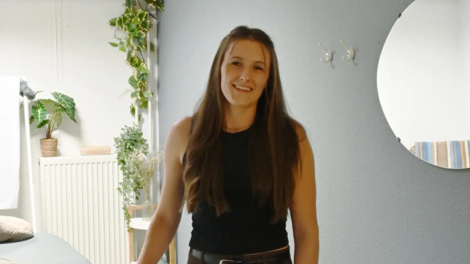 In den Räumen des City-Fitness Rothenburg bietet Janine Krilles Massagen auf einer speziellen Massageliege für Schwangere an. (Foto: Rahel Mühlauer)