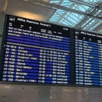 Auf einer Anzeigetafel am Flughafen war von witterungsbedingten Einschränkungen die Rede. (Foto: Manuel Schwarz/dpa)