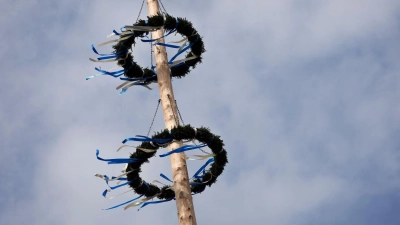 Noch bevor der Maibaum in Weiltingen aufgestellt werden konnte, haben Unbekannte am Donnerstag den Schacht zubetoniert.  (Symbolbild: Karl-Josef Hildenbrand/dpa)