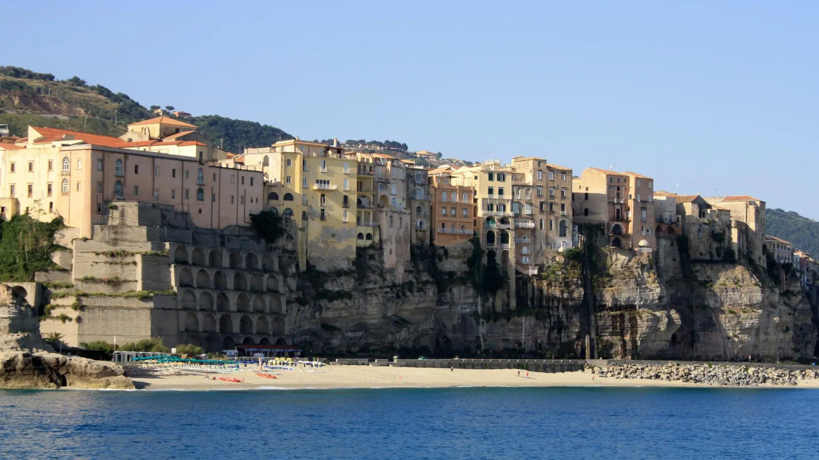Im Mittelmeer vor der Stadt Tropea stirbt ein Deutscher bei einem Tauchausflug. (Archivbild) (Foto: picture alliance / dpa-tmn)