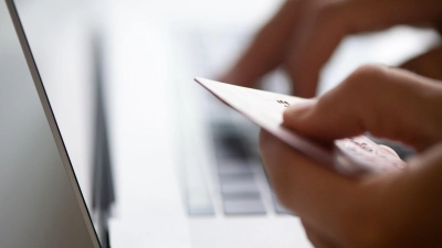 Überweisungen auf ausländische Konten bergen ein hohes Risiko: Seriöse Shops nutzen in der Regel deutsche Bankverbindungen. (Foto: Franziska Gabbert/dpa-tmn)