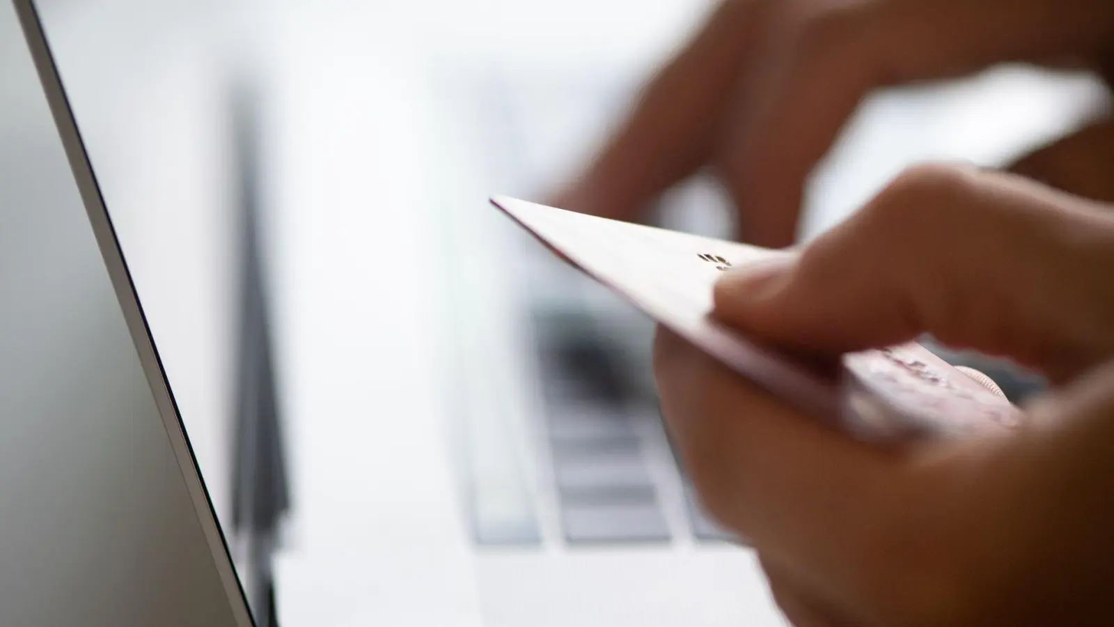 Überweisungen auf ausländische Konten bergen ein hohes Risiko: Seriöse Shops nutzen in der Regel deutsche Bankverbindungen. (Foto: Franziska Gabbert/dpa-tmn)