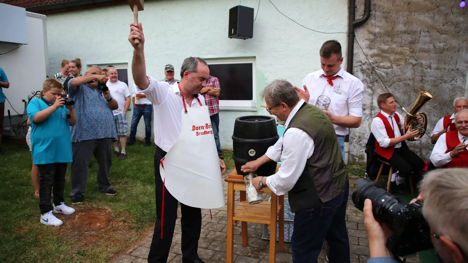 Mit einem gezielten Schlag eröffnete Hubert Aiwanger die Kirchweih in Wernsbach. (Foto: Alexander Biernoth)