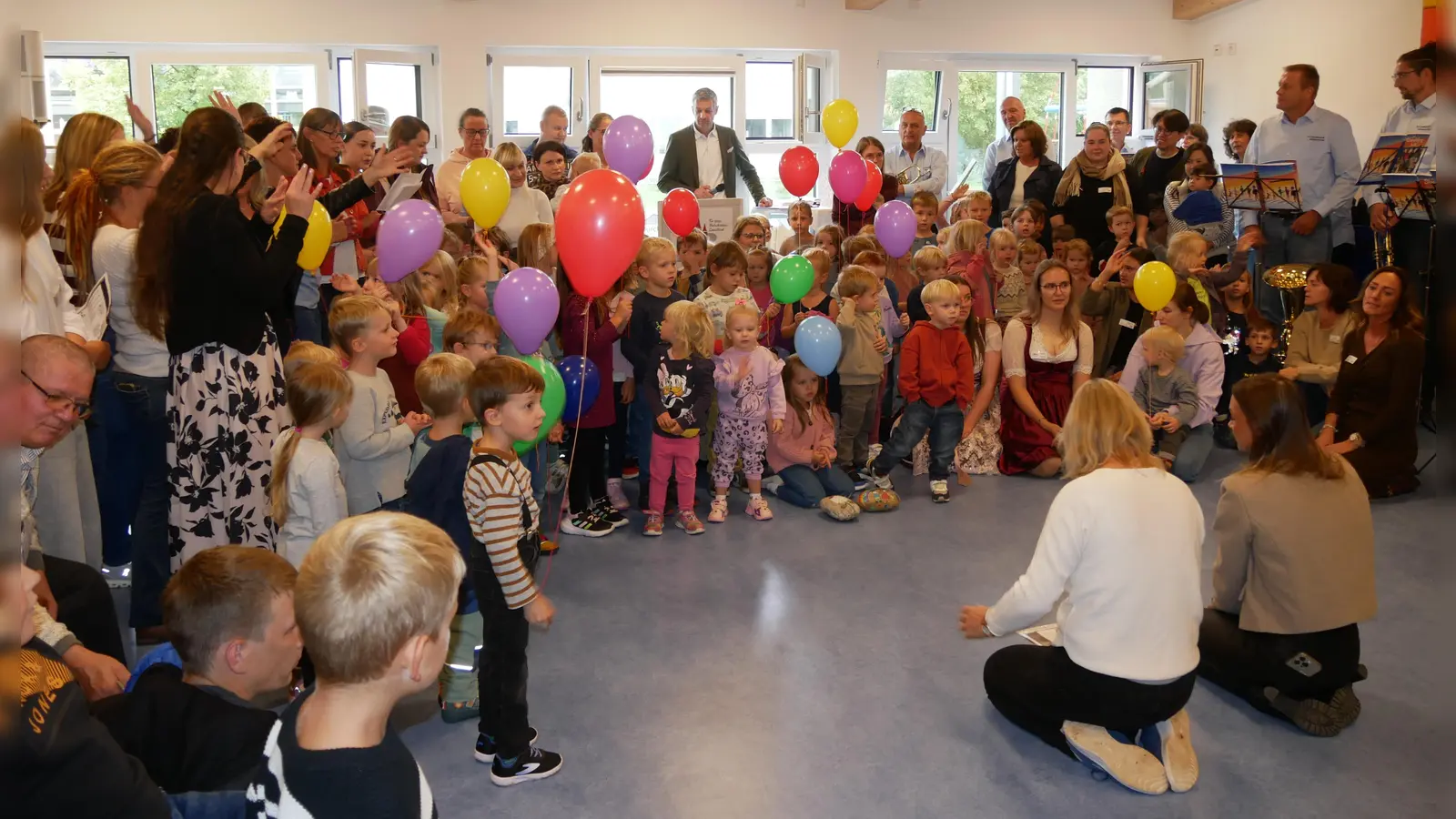 Die Kinder sangen zur Eröffnung ihres neuen Domizils Lieder. Damit gehören die Notgruppen der Vergangenheit an. (Foto: Daniel Ammon)