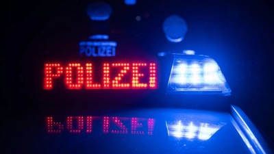 Als der Vater die Polizisten angriff, sprang ihm sein Sohn zur Seite. (Symbolbild) (Foto: Marijan Murat/dpa)