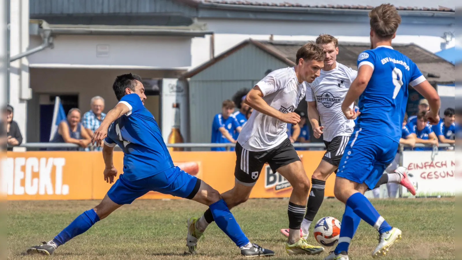 Der ESV Ansbach-Eyb (links Marco Jilg, rechts Leo Wilhelm) unterlag dem TSV Markt Erlbach (am Ball Laurenz Maneth) mit 0:1. Kai Scheiderer (im Hintergrund) traf kurz vor dem Abpfiff noch den Pfosten des ESV-Tores. (Foto: Markus Zahn)