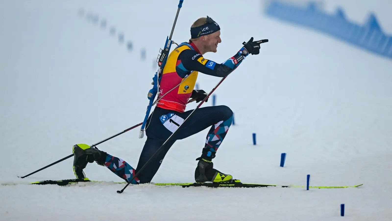 Haaland-Pose: Norwegens Biathlon-Superstar Johannes Thingnes Bö jubelt nach seinem WM-Sieg in der Verfolgung. (Foto: Hendrik Schmidt/dpa)