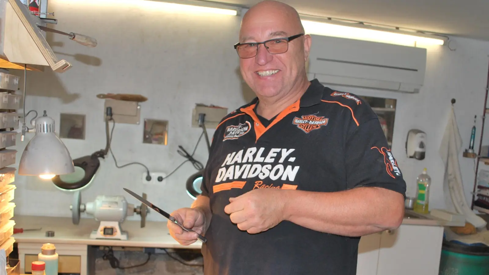 Von schlichtem Küchenmesser bis zum Wellenschliff beim Besteckmesser oder die Drehscheibe von der Brotschneidemaschine, was noch nicht richtig scharf ist, wird von Thomas Holz scharf gemacht.  (Foto: Astrid Pirner)