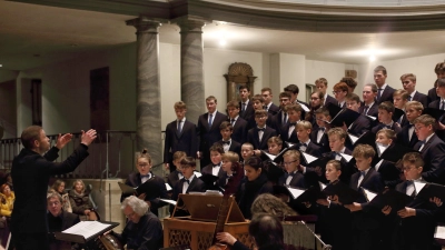 Bot ein spannend vielfältiges Weihnachtskonzert in der Musikreihe des Ansbacher Theaters: der Windsbacher Knabenchor unter der Leitung von Ludwig Böhme. (Foto: Thomas Wirth)