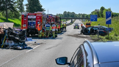 Die Polizei hat die A8 Richtung München nach einem schweren Verkehrsunfall mit einem Toten gesperrt. (Symbolbild) (Foto: Markus Steinberger/ EinsatzReport24 /dpa)