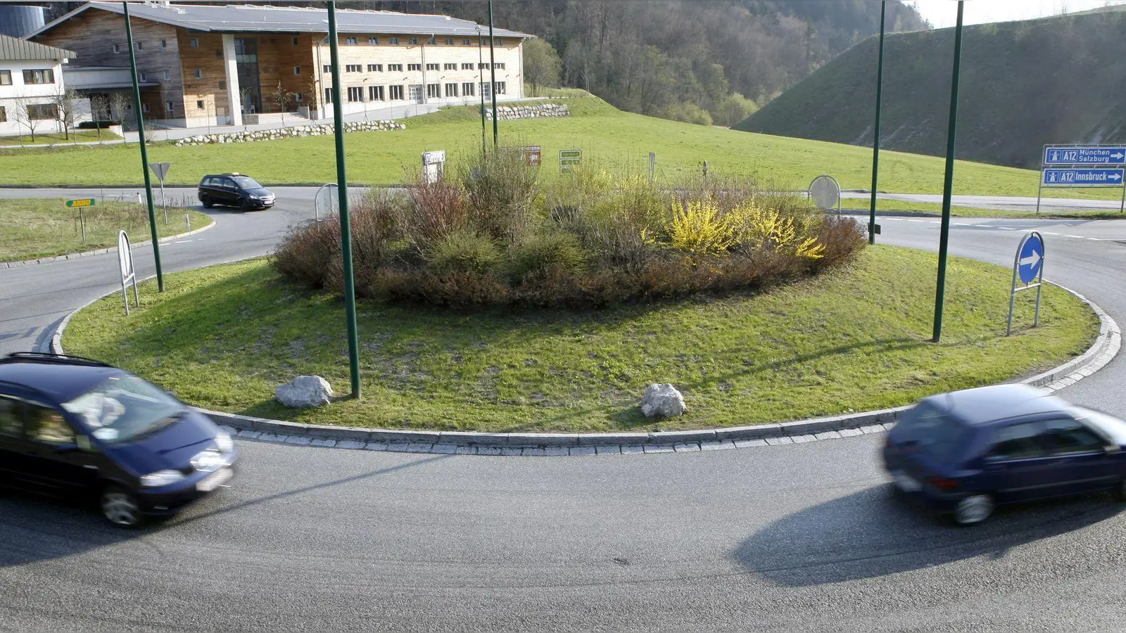 Die Vorfahrtsregeln für Kreisverkehre in Österreich sind im Gegensatz zu Deutschland nicht einheitlich. Ein aufmerksamer Blick auf die Verkehrszeichen ist hier also besonders wichtig. (Foto: Andreas Gebert/dpa/dpa-tmn)