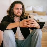 Instagram und Co. sind voller (vermeintlich) glücklicher Pärchen: Der Blick in soziale Medien kann Singles ganz schön unter Druck setzen. (Foto: Nico Tapia/dpa-tmn)