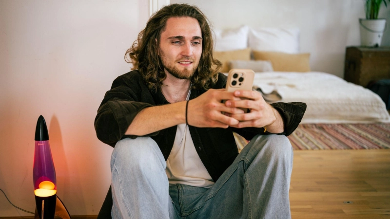 Instagram und Co. sind voller (vermeintlich) glücklicher Pärchen: Der Blick in soziale Medien kann Singles ganz schön unter Druck setzen. (Foto: Nico Tapia/dpa-tmn)