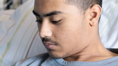 Der 19-jährige Mohammad liegt in einem Krankenhausbett an der Berliner Charité. (Foto: Mariia Streltsova/Charité/dpa)