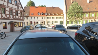 Der Parkdruck im öffentlichen Raum ist schon jetzt in allen Kommunen hoch. Ohne neue Satzung befürchtet die Heilsbronner Stadtverwaltung, dass dieser noch höher wird. (Foto: Eckard Dürr)