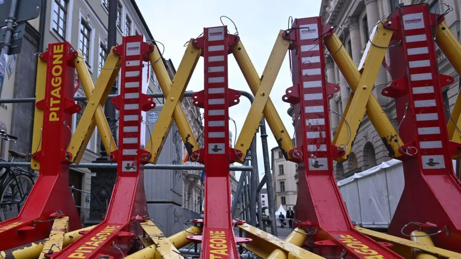 Die Polizei hat den Bereich rund um den Veranstaltungsort der Münchner Sicherheitskonferenz am Promenadeplatz abgesperrt. (Foto: Felix Hörhager/dpa)