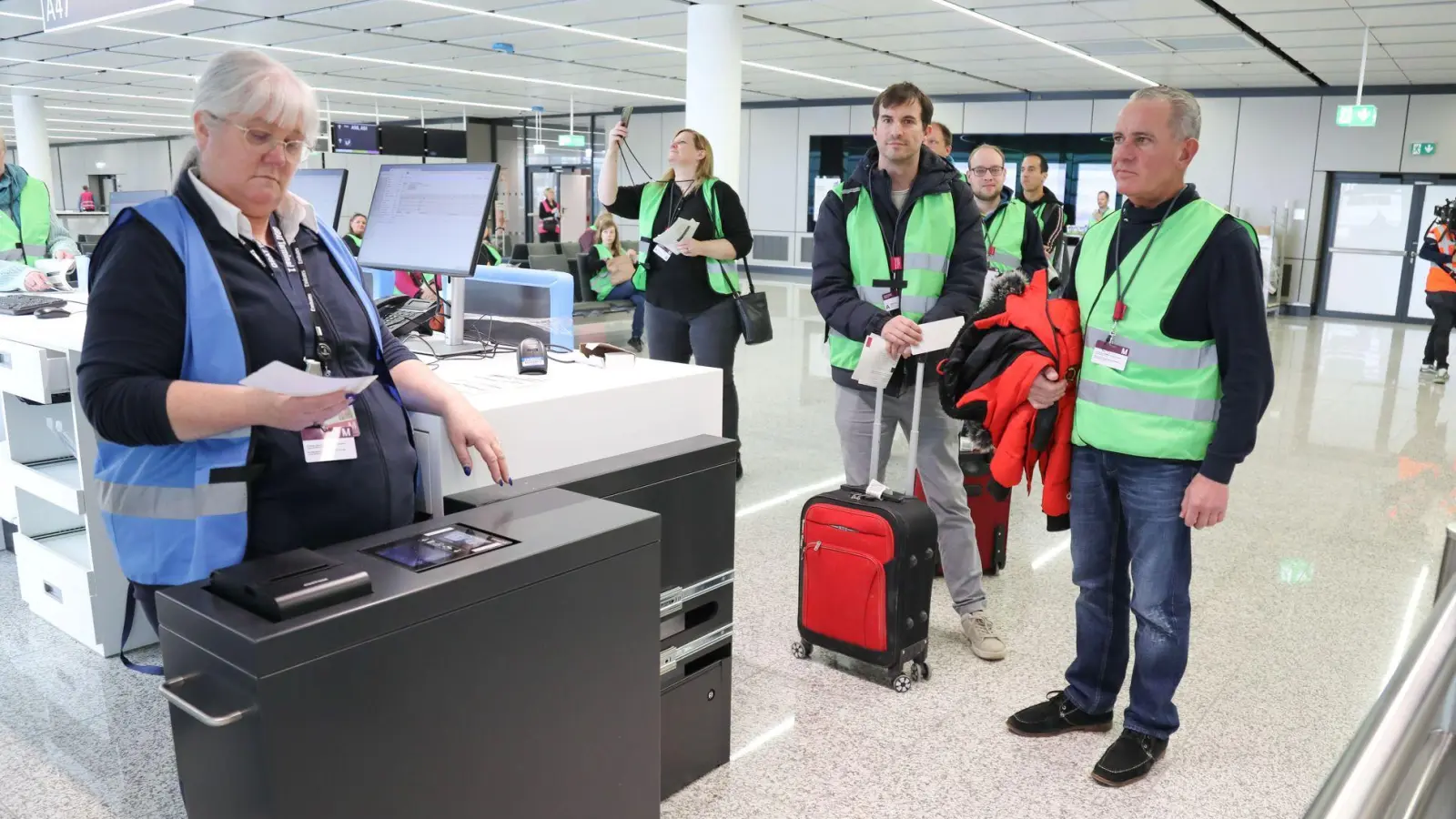 Letzte Kontrolle vor der Gangway, doch der Flieger hebt nicht ab: Komparsen überprüfen Abläufe am neuen Flugsteig. (Foto: Dominik Bartl/dpa)