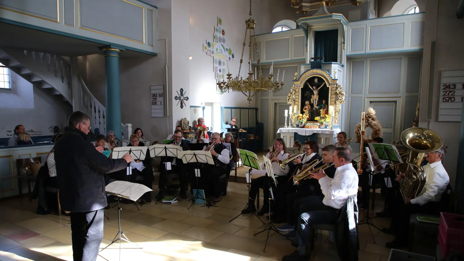 Wilhelm Wißmüller hat die eigens von ihm für das 100-jährige Bestehen des Posaunenchores komponierte Festmelodie dirigiert. (Foto: Alexander Biernoth)