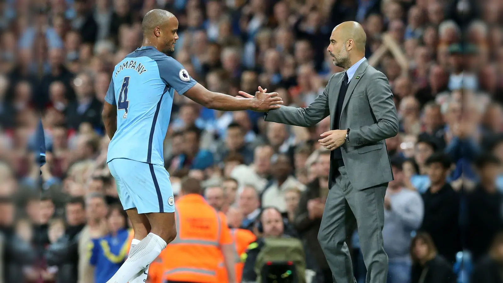 Vincent Kompany (l) und Pep Guardiola verbindet eine besondere Beziehung. (Archivbild) (Foto: Martin Rickett/Press Association/dpa)