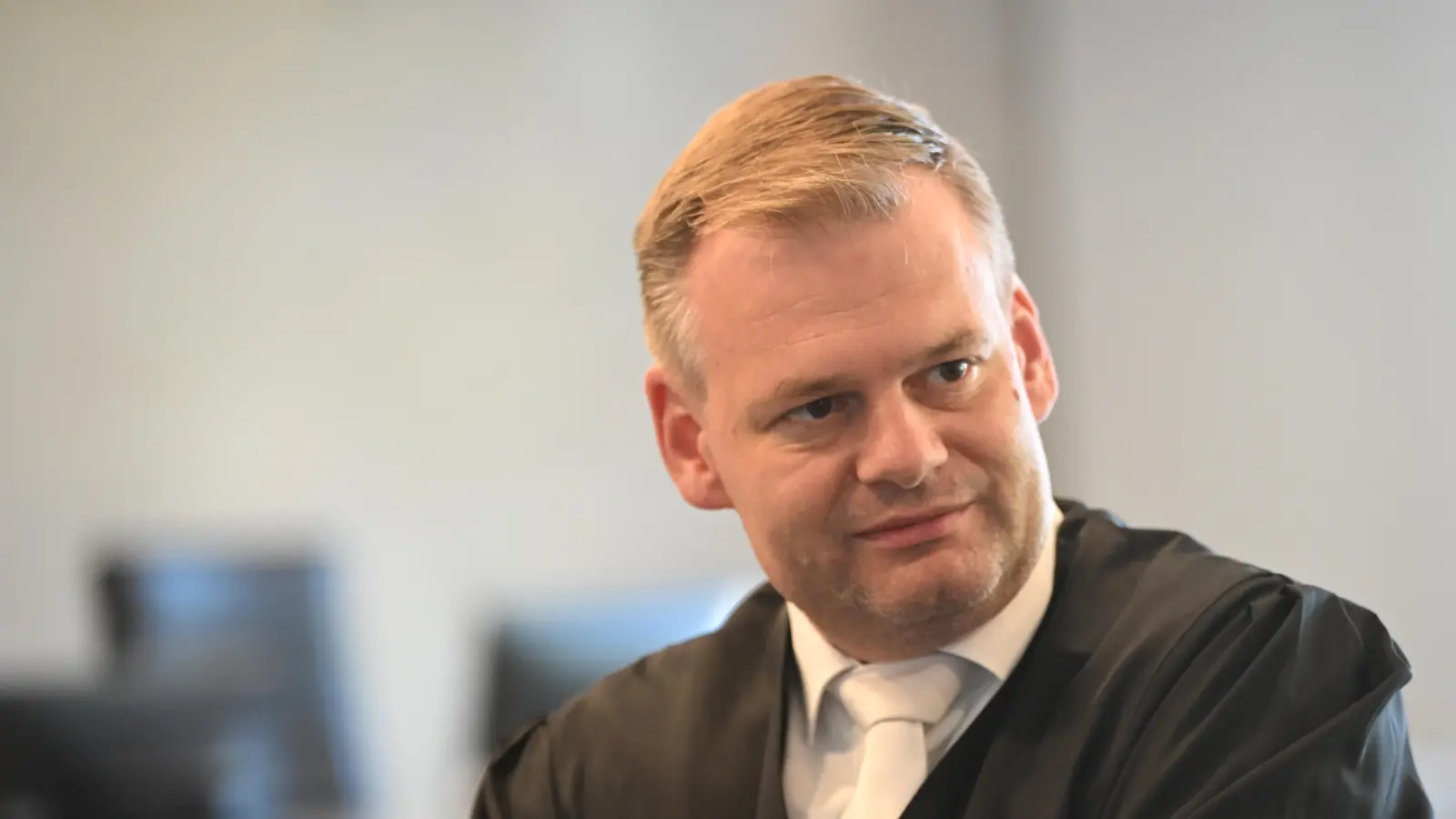 Verteidiger Dr. Wolfgang Staudinger will verhindern, dass ein Video als Beweismittel zugelassen wird. Es belastet seinen Mandanten.  (Foto: Manfred Blendinger)