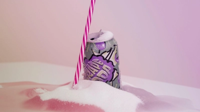 Zuckerhaltige Getränke belasten die Nieren: Fruchtzucker aus Softdrinks und Fertigprodukten kann langfristig Nierenschäden fördern. (Foto: Anna Hirte/dpa-tmn)