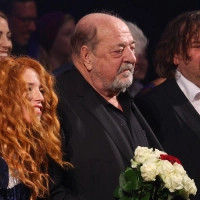 Nach der Uraufführung seines Musicals „Zeppelin“ nahm Ralph Siegel (Mitte) den Applaus entgegen. Nach fünf Jahren will er nun auch zur Wiederaufführung kommen. (Archivbild) (Foto: Karl-Josef Hildenbrand/dpa)