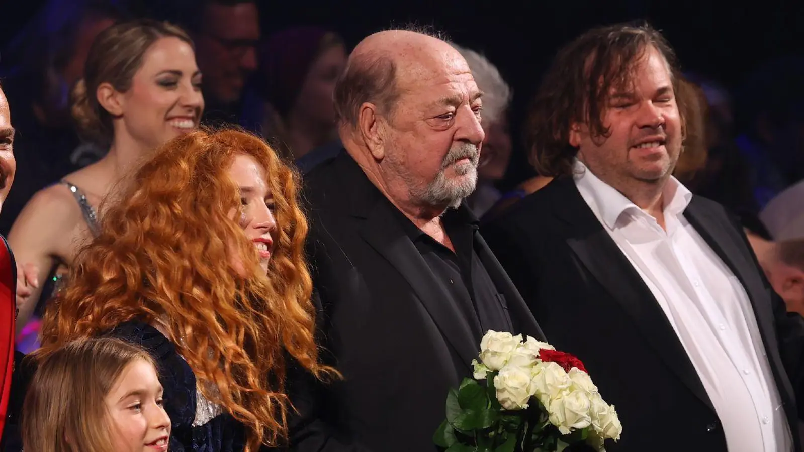 Nach der Uraufführung seines Musicals „Zeppelin“ nahm Ralph Siegel (Mitte) den Applaus entgegen. Nach fünf Jahren will er nun auch zur Wiederaufführung kommen. (Archivbild) (Foto: Karl-Josef Hildenbrand/dpa)