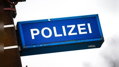 Eine beschädigte Schultoilette hat in Augsburg Teile einer Schule überflutet. Die Polizei sucht nun nach dem Täter. (Foto: Sina Schuldt/dpa)