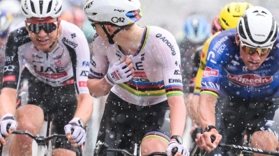 Pogacar (M) ließ sich auch vom Platzregen nicht stoppen. (Foto: David Pintens/Belga/dpa)