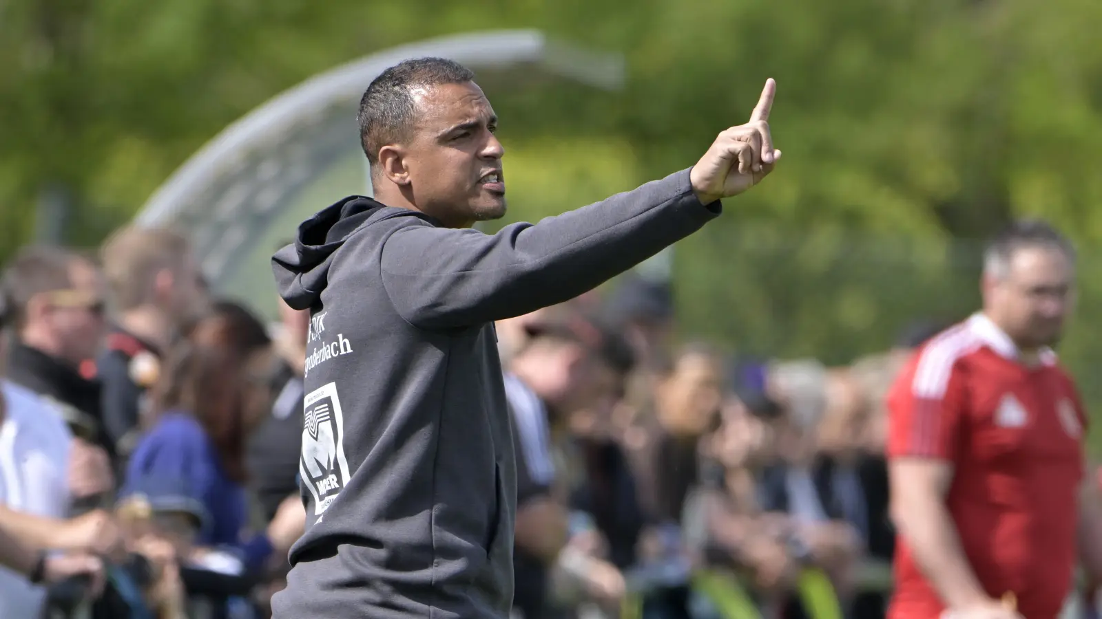 „Hallo, jetzt sind wir auch dabei!“ Trainer Duane Collins schaffte mit Burgoberbach erstmals den Bezirksliga-Aufstieg. (Foto: Martin Rügner)