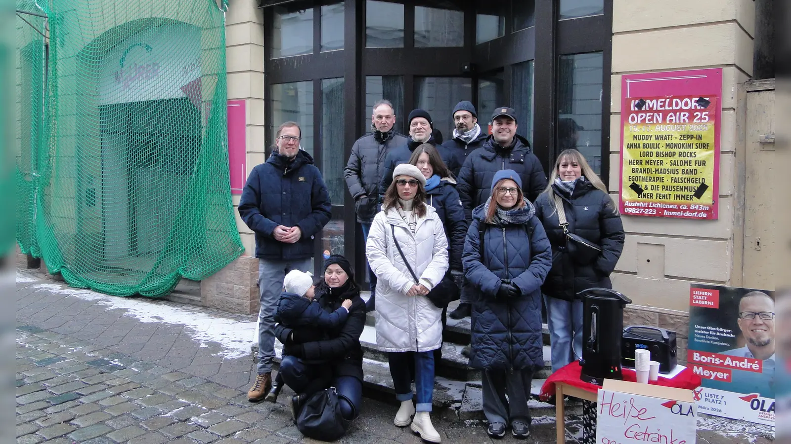 Das Wahlkampf-Team der OLA vor der ehemaligen Metzgerei Maurer in der Pfarrstraße. Hier möchte die OLA ein „Haus der Vereine” verwirklichen. (Foto: Winfried Vennemann)