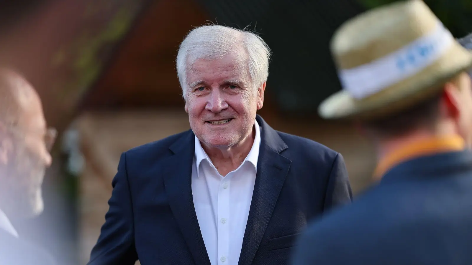 Horst Seehofer (75), hier bei einer Wahlkampfveranstaltung der CSU im Mai 2024, war bayerischer Ministerpräsident, CSU-Vorsitzender und im letzten Kabinett von Kanzlerin Angela Merkel (CDU) Bundesinnenminister. Mit Merkel trug er vor allem in Migrationsfragen mehrere Konflikte aus. (Archivfoto) (Foto: Daniel Löb/dpa)