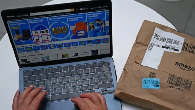 Bei keinem anderen Online-Händler bestellen Kunden so viel wie bei Amazon. (Foto: Michael Brandt/dpa)