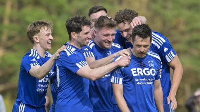 Neuses gewann das Gemeindederby in Burgoberbach mit 5:2. Hier freuen sich Robin Hartnagel, David Scherb, Nico Henninger und Simon Zottmann (vorne von links) über das zweite Tor.  (Foto: Martin Rügner)