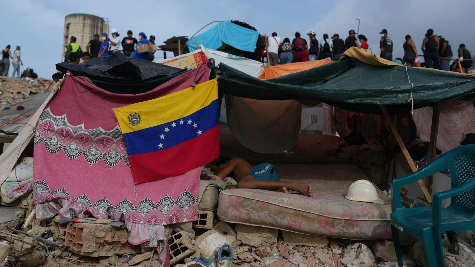 Tausende haben ihr Zuhause verloren.  (Foto: Ariana Cubillos/AP/dpa)